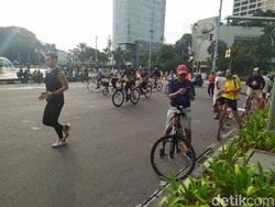 PSBB Transisi, Ramai Warga Berolahraga di Bundaran HI