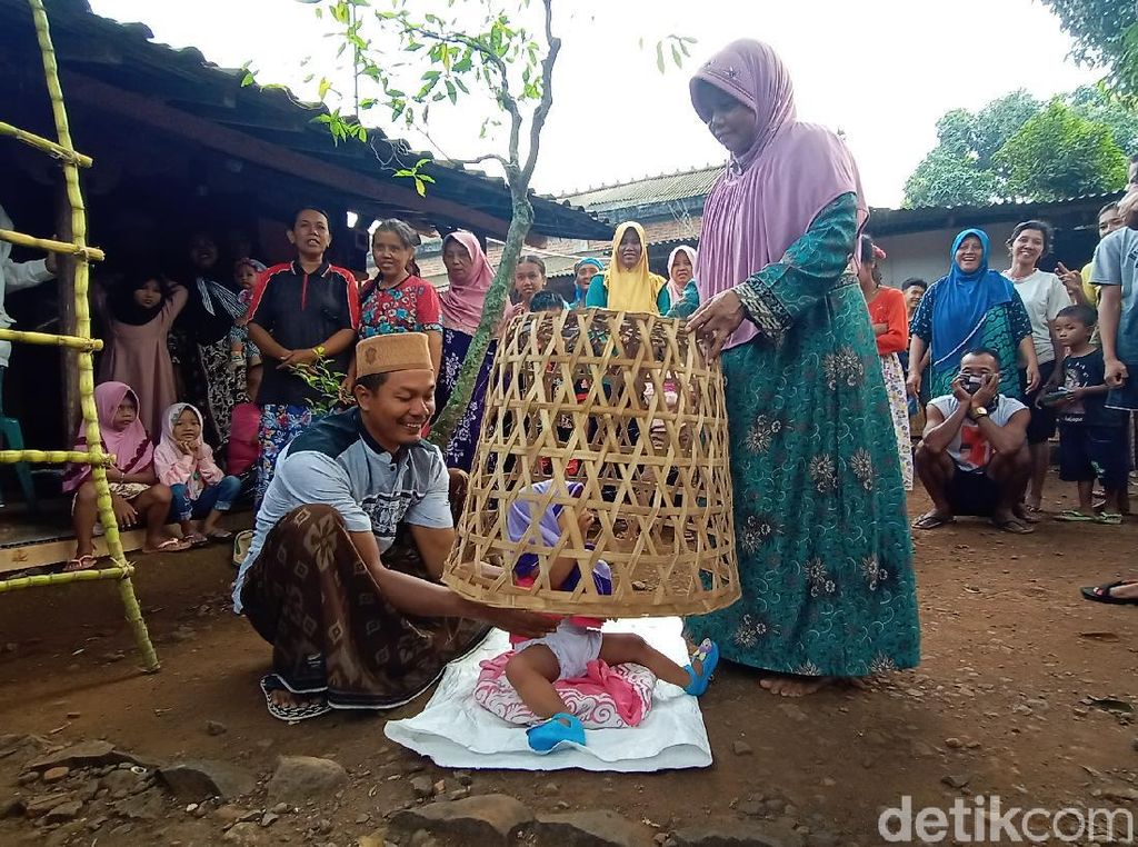 Mudun Lemah, Tradisi Bagi Bayi yang Masih Dilestarikan di Jepara Mudun Lemah, Tradisi Bagi Bayi yang Masih Dilestarikan di Jepara