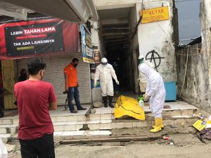Mayat Pria Ditemukan di Pasar Baru, Petugas Evakuasi Pakai APD