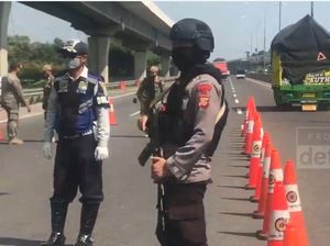 Penyekatan Kendaraan di Tol Japek Dikawal Polisi Bersenjata Lengkap Penyekatan Kendaraan di Tol Japek Dikawal Polisi Bersenjata Lengkap