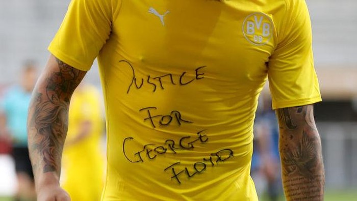PADERBORN, GERMANY - MAY 31: Jadon Sancho of Dortmund celebrates after scoring his teams second goal  with a Justice for George Floyd shirt during the Bundesliga match between SC Paderborn 07 and Borussia Dortmund at Benteler Arena on May 31, 2020 in Paderborn, Germany. (Photo by Lars Baron/Getty Images)