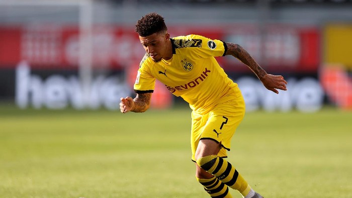 PADERBORN, GERMANY - MAY 31: Jadon Sancho of Dortmund runs with the ball during the Bundesliga match between SC Paderborn 07 and Borussia Dortmund at Benteler Arena on May 31, 2020 in Paderborn, Germany. (Photo by Lars Baron/Getty Images)