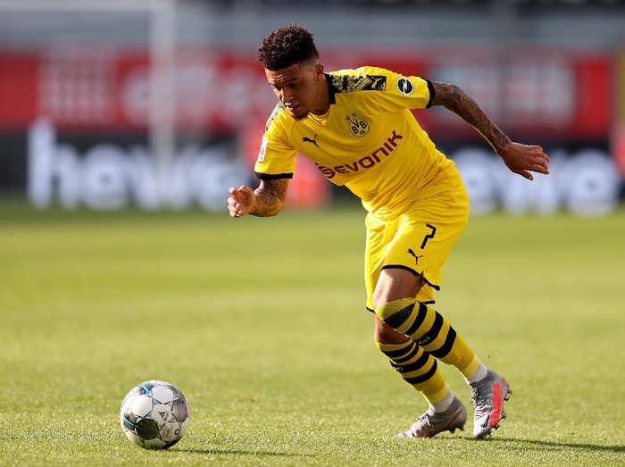 PADERBORN, GERMANY - MAY 31: Jadon Sancho of Dortmund runs with the ball during the Bundesliga match between SC Paderborn 07 and Borussia Dortmund at Benteler Arena on May 31, 2020 in Paderborn, Germany. (Photo by Lars Baron/Getty Images)