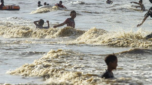 Warga Mulai Padati Kawasan Wisata Pantai Tanjung Pakis