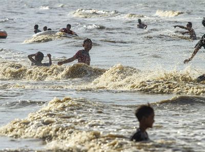 Warga Mulai Padati Kawasan Wisata Pantai Tanjung Pakis