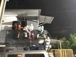 Warga Makassar Ditemukan Tewas di Kamar Kos, Petugas Evakuasi Pakai APD