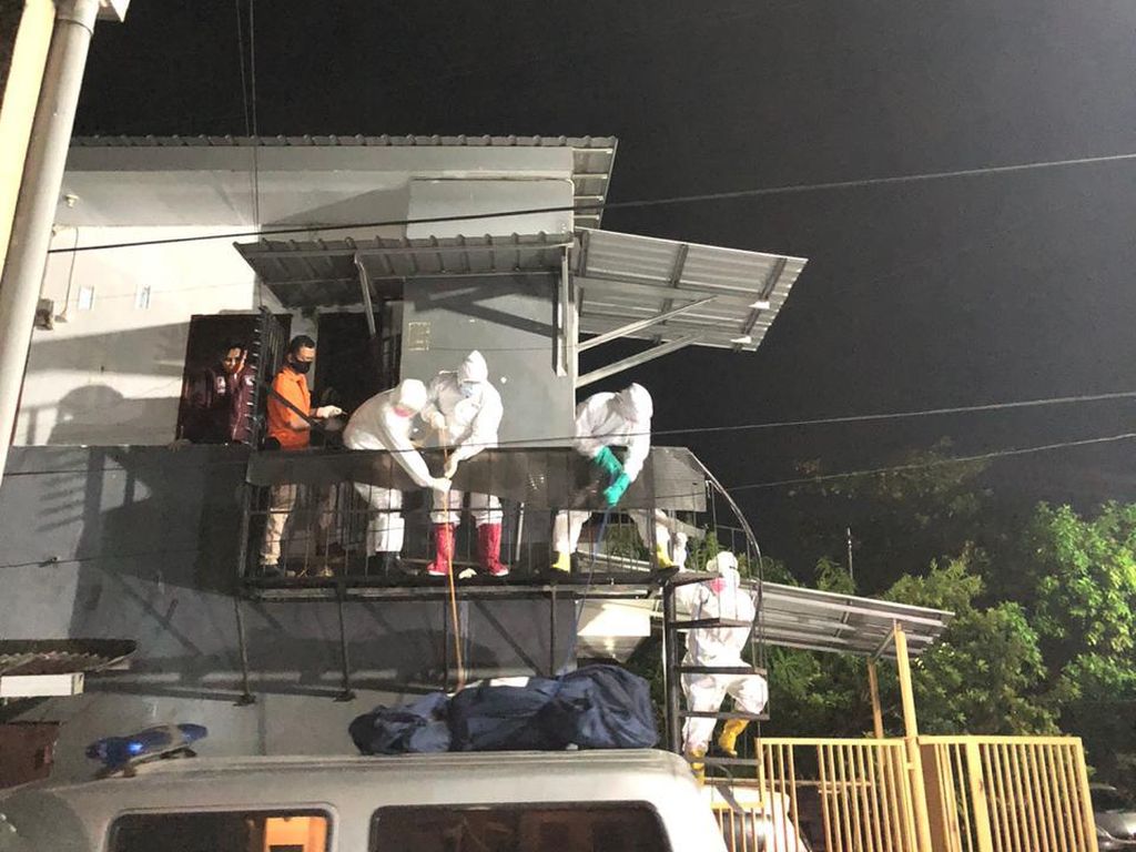 Warga Makassar Ditemukan Tewas di Kamar Kos, Petugas Evakuasi Pakai APD Warga Makassar Ditemukan Tewas di Kamar Kos, Petugas Evakuasi Pakai APD
