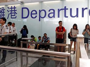 Masa Depan Suram, Warga Hong Kong Pertimbangkan Angkat Kaki Selamanya