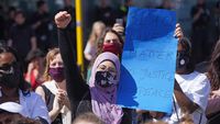 Potret Muslimah Jerman Ikut Demo Dukung George Floyd