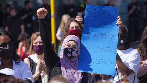 Potret Muslimah Jerman Ikut Demo Dukung George Floyd