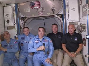 SpaceX Sukses Daratkan Astronaut NASA ke Stasiun Antariksa SpaceX Sukses Daratkan Astronaut NASA ke Stasiun Antariksa