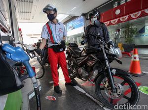 Pro-Kontra Isi Bensin Harus Turun dari Motor, Kamu Setuju? Pro-Kontra Isi Bensin Harus Turun dari Motor, Kamu Setuju?