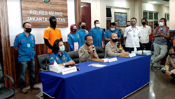 Penampakan Dwi Sasono Berbaju Tahanan