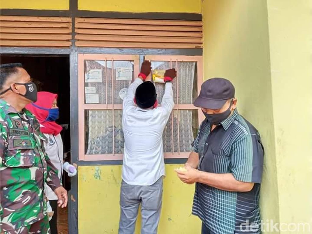 Unik! Kampung di Sumbar Pajang Daftar Penerima BLT Corona di Kedai Kopi Unik! Kampung di Sumbar Pajang Daftar Penerima BLT Corona di Kedai Kopi