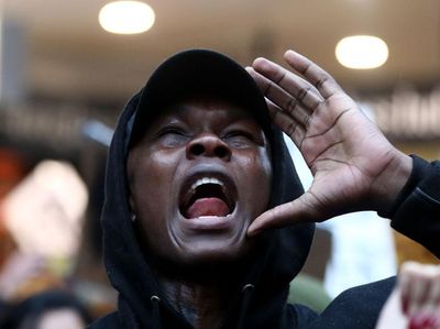 Petarung UFC Israel Adesanya Ikut Demo Kematian George Floyd