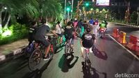 Duh! Banyak Warga Gowes Saat Jam Malam PSBB di Surabaya