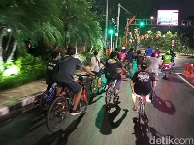 Duh! Banyak Warga Gowes Saat Jam Malam PSBB di Surabaya