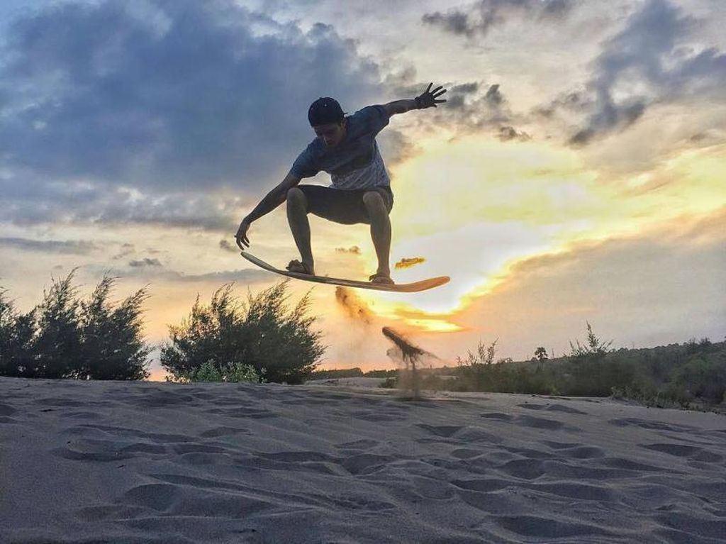Siapkan Mentalmu untuk Sandboarding di Parangkusumo, Yogyakarta Siapkan Mentalmu untuk Sandboarding di Parangkusumo, Yogyakarta