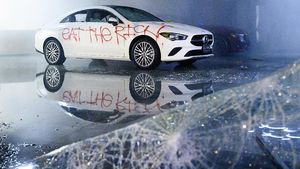 Dealer Mercedes-Benz Juga Dirusak Pendemo Kematian George Floyd