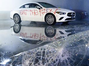 Dealer Mercedes-Benz Juga Dirusak Pendemo Kematian George Floyd