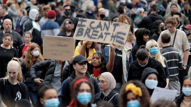 Demo di Auckland New Zealand Demonstrators hold placards during a march in central Auckland, New Zealand, Monday, June 1, 2020, to protest the death of United States' George Floyd, a black man who died in police custody in Minneapolis on May 25. Floyd, who after a white police officer who is now charged with murder, Derek Chauvin, pressed his knee into Floyd's neck for several minutes even after he stopped moving and pleading for air. (Dean Purcell/New Zealand Herald via AP)