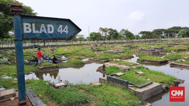 Sejumlah pusara makam di TPU Semper yang masih tampak meski dikelilingi genangan air. (