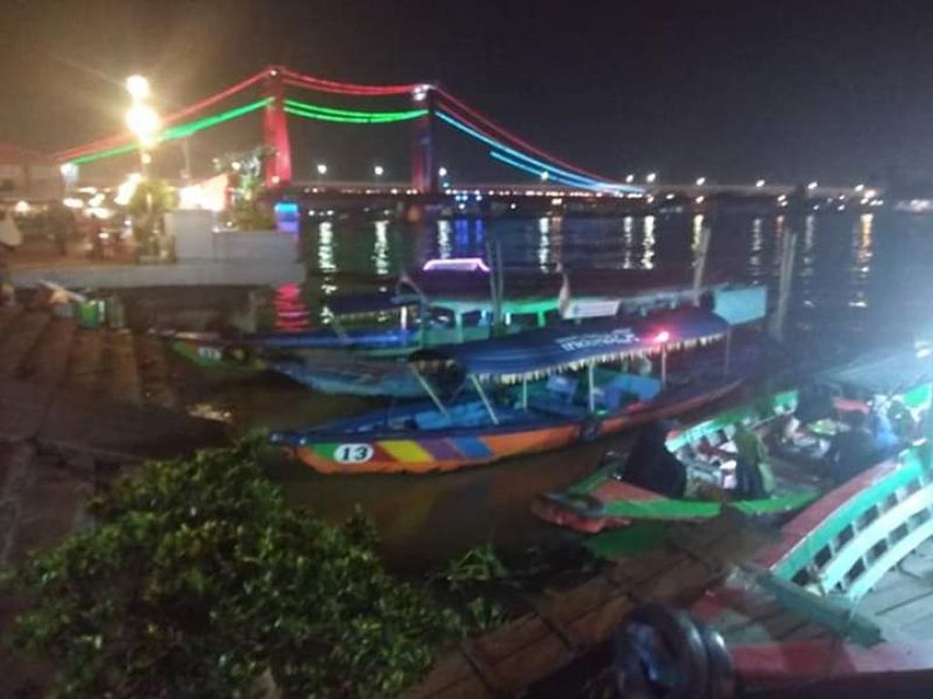 Tepi Sungai Musi Tempat Kongko Tua Muda Warga Palembang