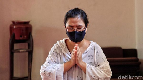 Melihat Umat Buddha Berdoa di Tengah Pandemi