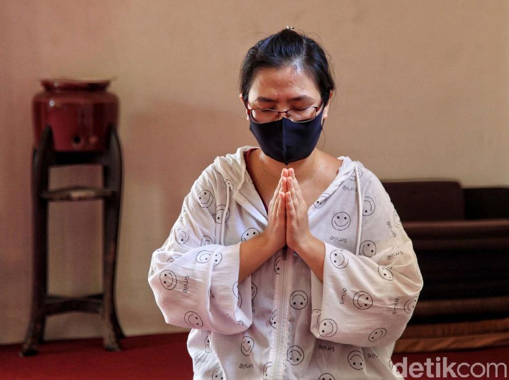 Melihat Umat Buddha Berdoa di Tengah Pandemi Melihat Umat Buddha Berdoa di Tengah Pandemi