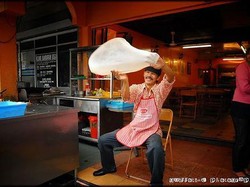 Atraksi Roti Canai, Ada yang Nyangkut di Kepala Orang dan Tiang Rumah