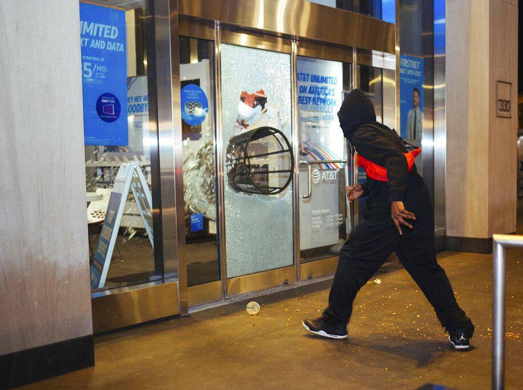Polisi Belanda Tangkap 240 Orang dalam Aksi Memprotes Lockdown Polisi Belanda Tangkap 240 Orang dalam Aksi Memprotes Lockdown