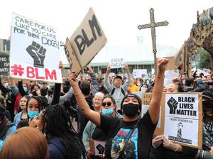 Viral Video Pendemo Black Lives Matter Jaga Orang-orang Salat Saat Protes