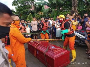 Heboh Peti Mati Hanyut di Sungai Belo Soppeng, Ternyata Isinya Kosong
