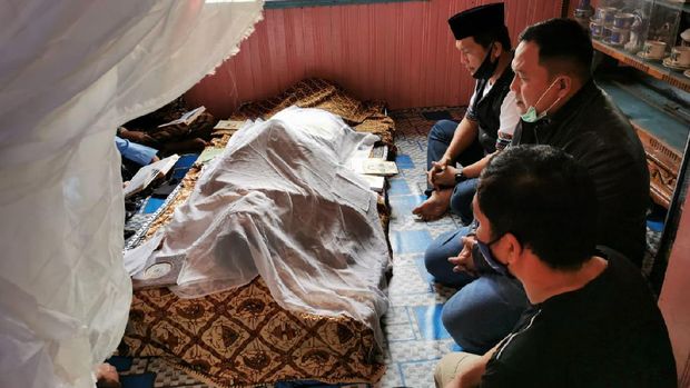 Kapolda Kalsel Irjen Nico Afinta Melayat ke Rumah Duka Bripka Anumerta Leonardo