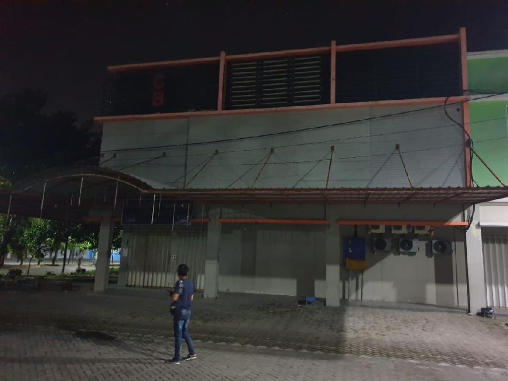 2 Pria dan Pemandu Lagu Diamankan dari Karaoke yang Nekat Buka Saat Pandemi 2 Pria dan Pemandu Lagu Diamankan dari Karaoke yang Nekat Buka Saat Pandemi