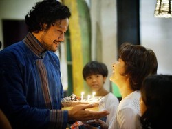 Romantisnya Dwi Sasono Kirim Kado Ultah Pernikahan dari Tempat Rehabilitasi