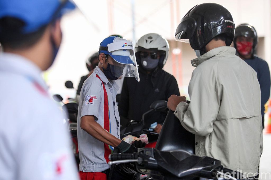 SPBU MT Haryono, Jakarta, mulai menerapkan protokol kenormalan baru. Saat mengisi bensin, pengendara harus menjaga jarak.