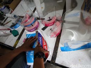 Jelang New Normal, Perajin Face Shield Banjir Order