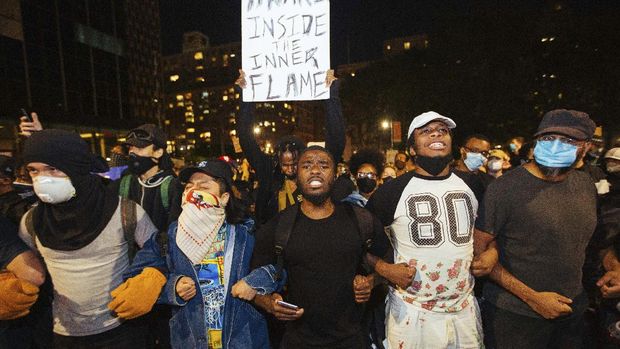 Activists march to the Brooklyn Bridge on Sunday, May 31, 2020, in New York. Demonstrators took to the streets of New York City to protest the death of George Floyd, who died May 25 after he was pinned at the neck by a Minneapolis police officer. (AP Photo/Kevin Hagen).