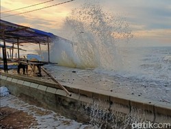 Gelombang Pasang Rendam Pemukiman di Pekalongan, Warga Dievakuasi