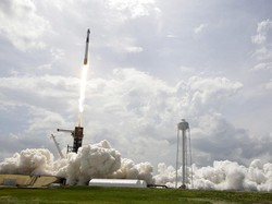 Amerika Terbangkan Astronaut, Rusia Tak Mau Kalah