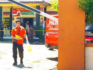 Jejak Penyerangan Pria Bersamurai ke Polsek Daha Selatan Jejak Penyerangan Pria Bersamurai ke Polsek Daha Selatan
