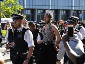 Kerumunan Aksi Solidaritas Kematian George Floyd di Inggris