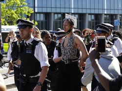 Kerumunan Aksi Solidaritas Kematian George Floyd di Inggris