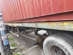 Ban Kontainer Lepas Hantam Pejalan Kaki Hingga Tewas