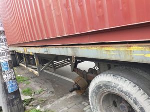 Ban Kontainer Lepas Hantam Pejalan Kaki Hingga Tewas Ban Kontainer Lepas Hantam Pejalan Kaki Hingga Tewas