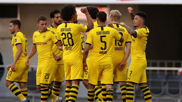 Borussia Dortmund PADERBORN, GERMANY - MAY 31: Jadon Sancho of Borussia Dortmund celebrates scoring his teams third goal of the game with team mates during the Bundesliga match between SC Paderborn 07 and Borussia Dortmund at Benteler Arena on May 31, 2020 in Paderborn, Germany. (Photo by Lars Baron/Getty Images)