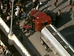 Video Truk Tangki Terobos Massa Protes Kematian George Floyd