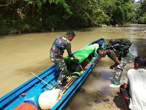 Prajurit TNI Arungi Sungai 6 Jam untuk Evakuasi Warga Sakit di Entikong