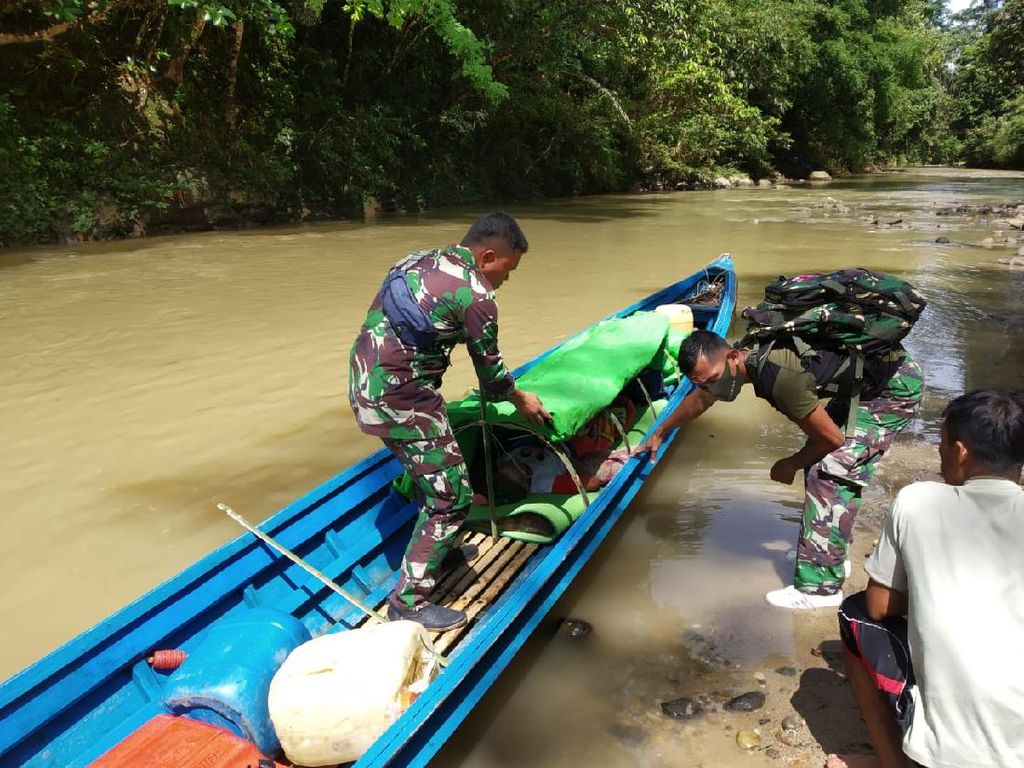 Prajurit TNI Arungi Sungai 6 Jam untuk Evakuasi Warga Sakit di Entikong Prajurit TNI Arungi Sungai 6 Jam untuk Evakuasi Warga Sakit di Entikong